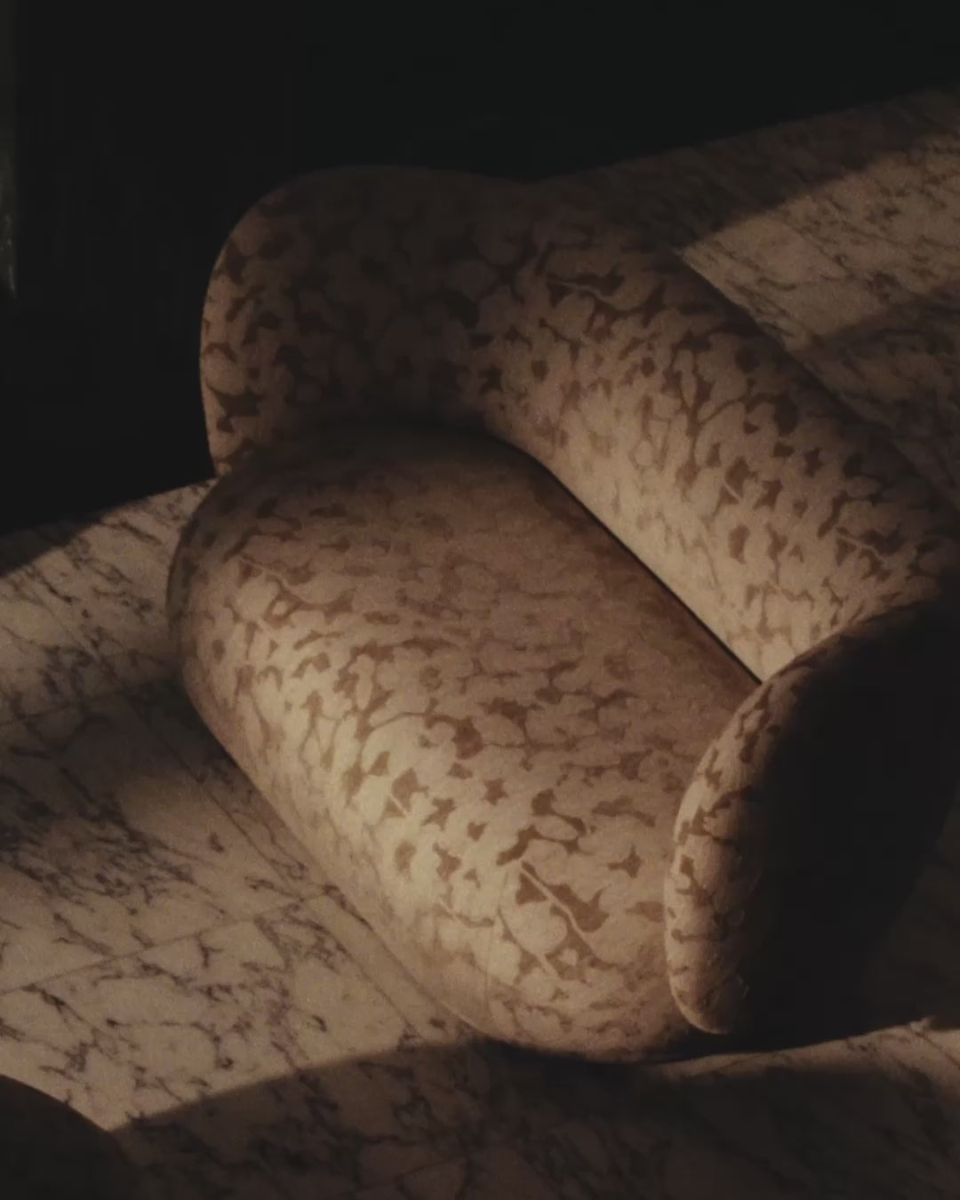 Sofa Rico 2 seter fra ferm Living i tekstilet Cilla Taupe