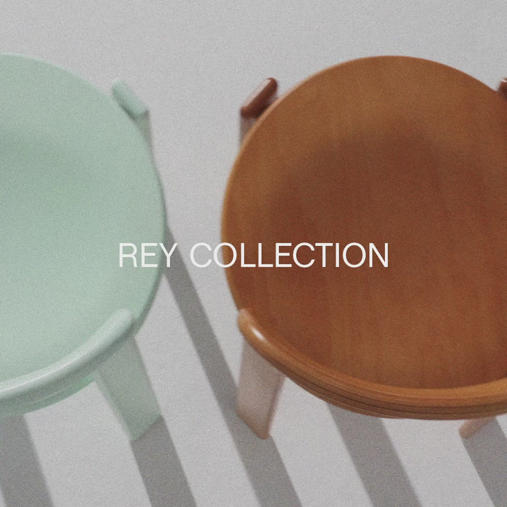 I serien Rey fra Hay finnes spisestoler og barstoler (med og uten polstret sete), en krakk, et spisebord samt et salongbord.