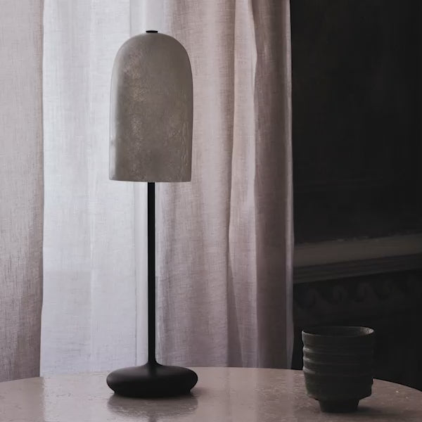 Bordlampen Gry Table Lamp fra Ferm Living dimmes ved å berøre toppen av lampeskjermen.
