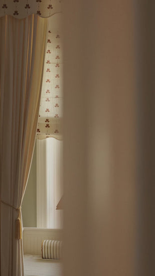 Liftgardin Scallop Edge Sweet Pea fra Gotain