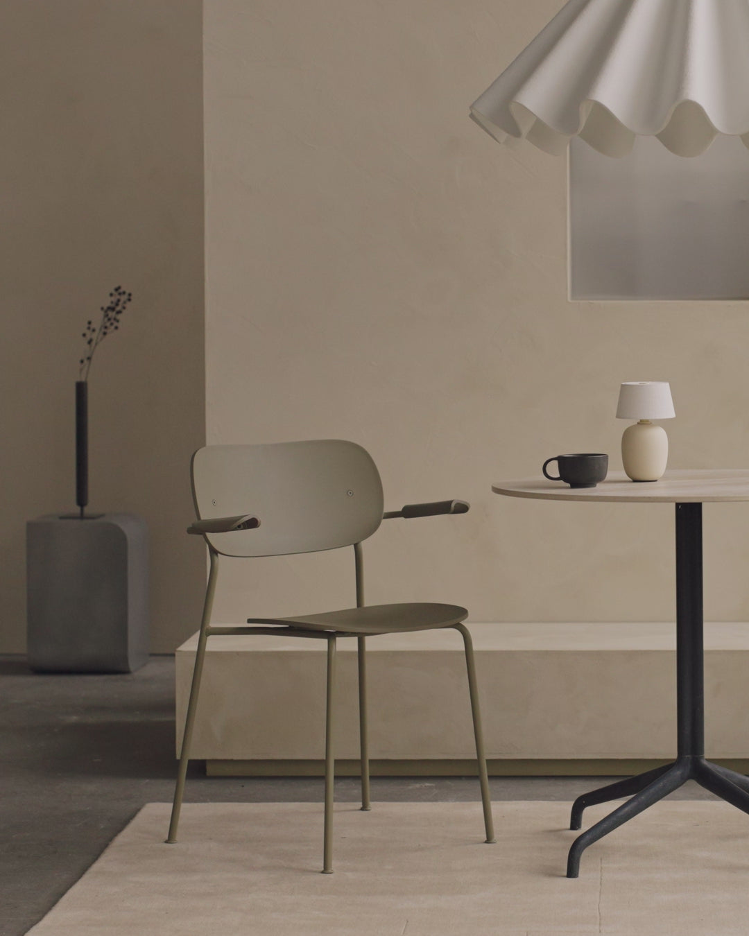 Spisestolen Co Dining Chair Outdoor er utviklet i et samarbeid mellom Norm Architects og Els Van Hoorebeeck.