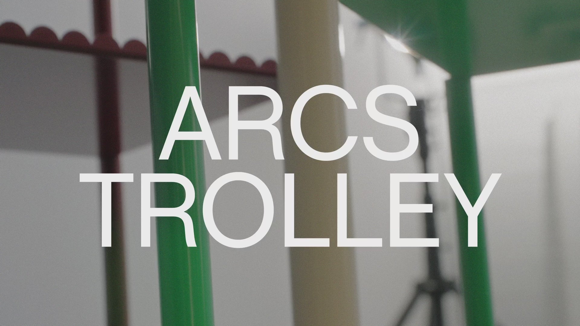 Arcs Trolley fra Hay er designet av Muller Van Severen.