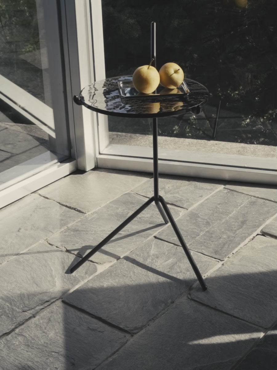Sidebordet Halten fra &tradition er genialt om du plutselig trenger et ekstra bord i tilknytning til sofasonen eller et lite bord du kan ta med deg ut og inn på fine sommerdager!