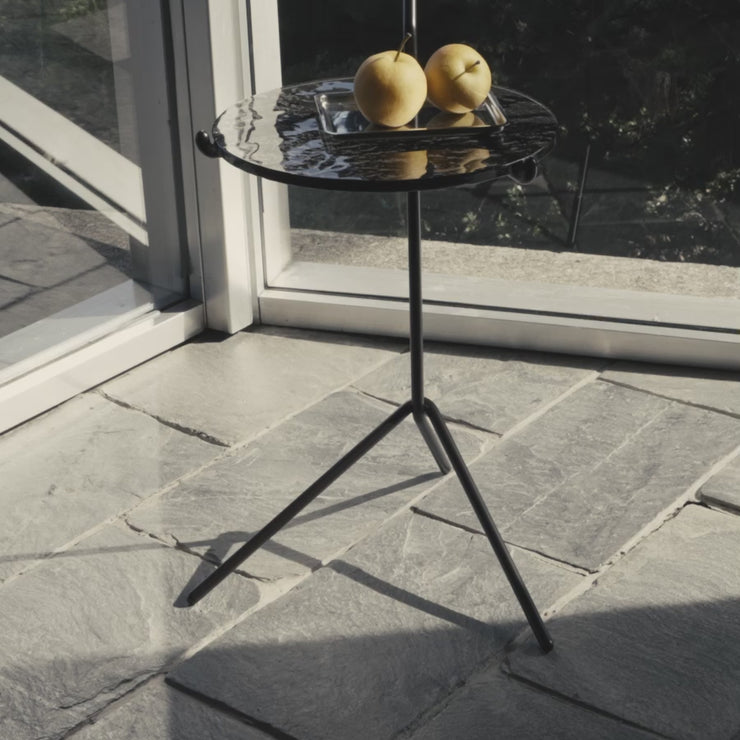 Sidebordet Halten fra &tradition er genialt om du plutselig trenger et ekstra bord i tilknytning til sofasonen eller et lite bord du kan ta med deg ut og inn på fine sommerdager!