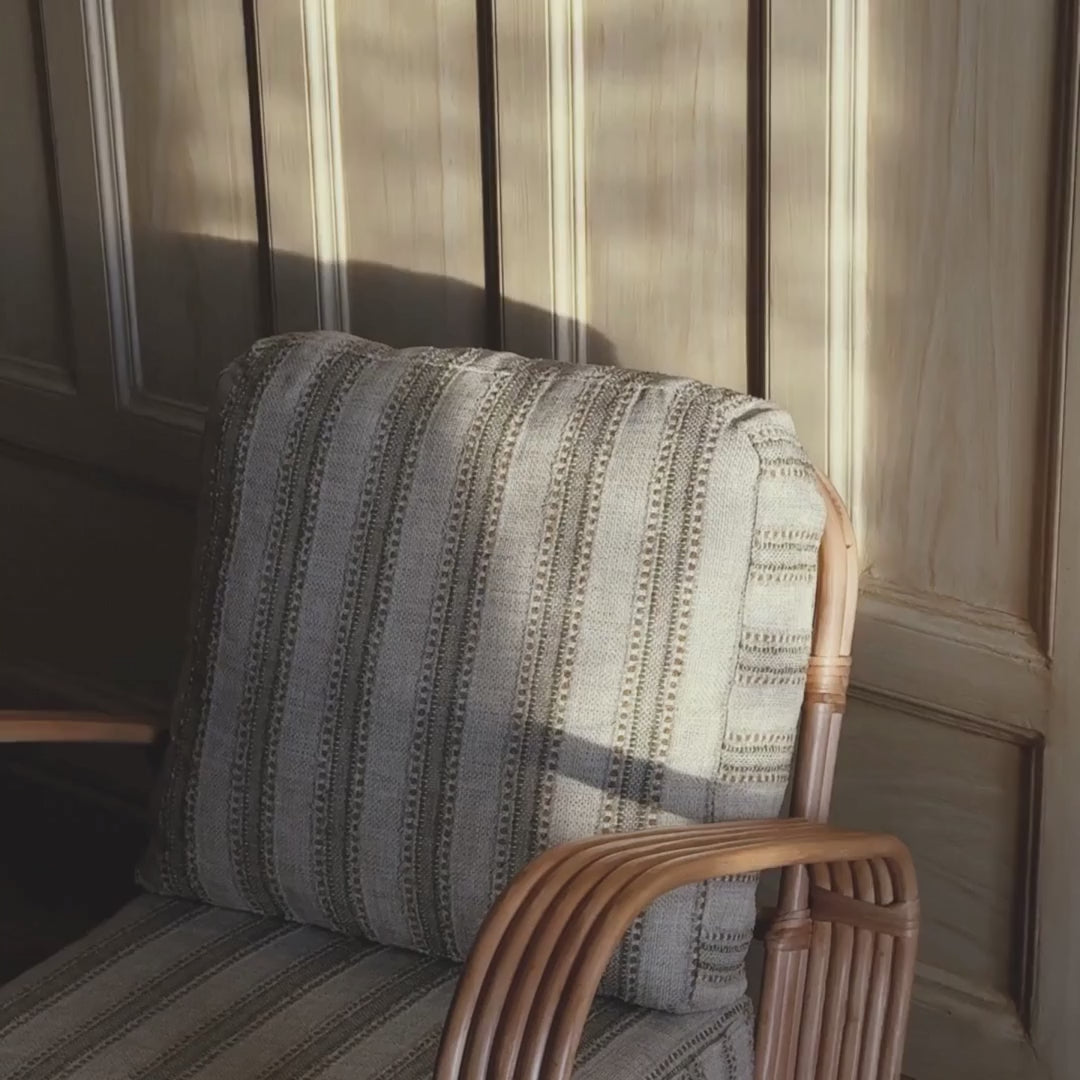 Lenestolen Bamboo Lounge Chair fra Dusty Deco med puter i grønt tekstil