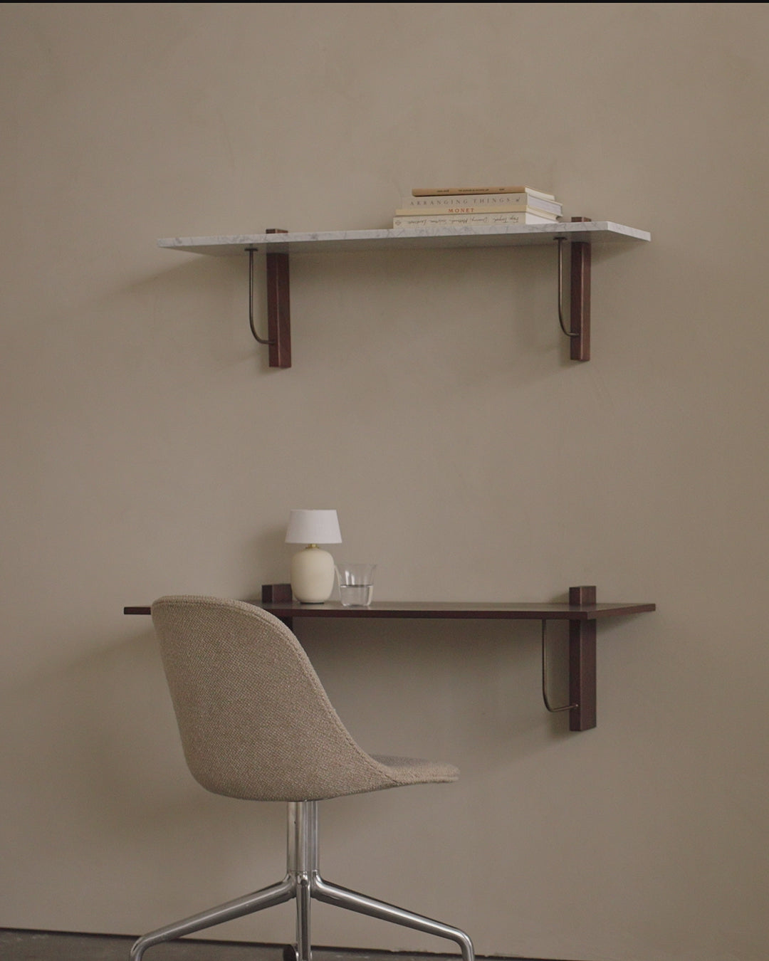 Skrivebordet Corbel Wall Desk fra Audo Copenhagen er et superpraktisk skrivebord du enkelt henger på veggen og som dermed ikke tar opp gulvplass.