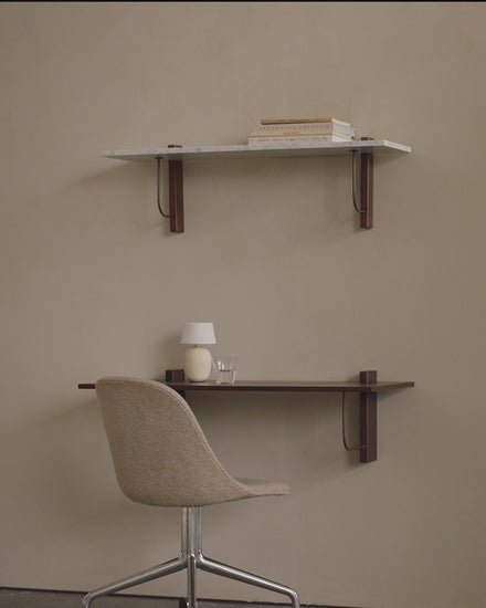 Skrivebordet Corbel Wall Desk fra Audo Copenhagen er et superpraktisk skrivebord du enkelt henger på veggen og som dermed ikke tar opp gulvplass.