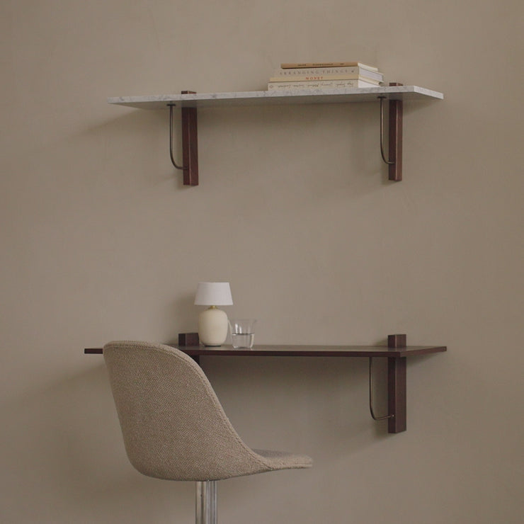 Skrivebordet Corbel Wall Desk fra Audo Copenhagen er et superpraktisk skrivebord du enkelt henger på veggen og som dermed ikke tar opp gulvplass.