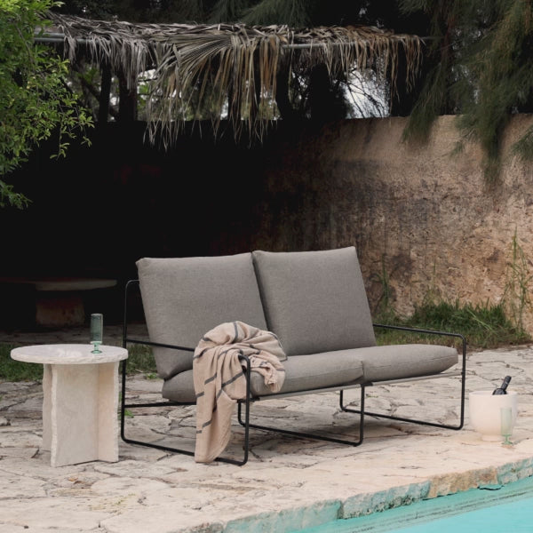 2-seter utesofa Desert Dolce i Dark Sand / gråbeige med svart understell fra Ferm Living.