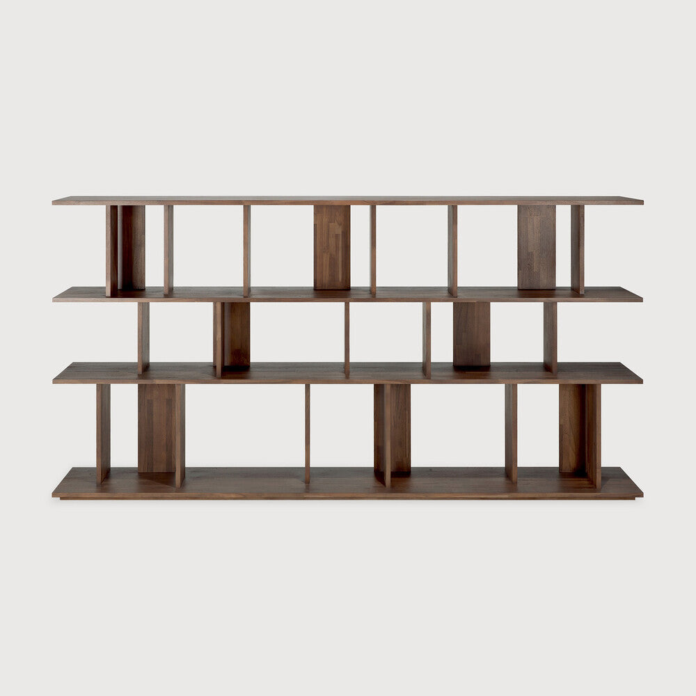 Bokhyllen Irregular Rack fra Ethnicraft sett forfra. Størrelse: B224 x H115 x D37 cm