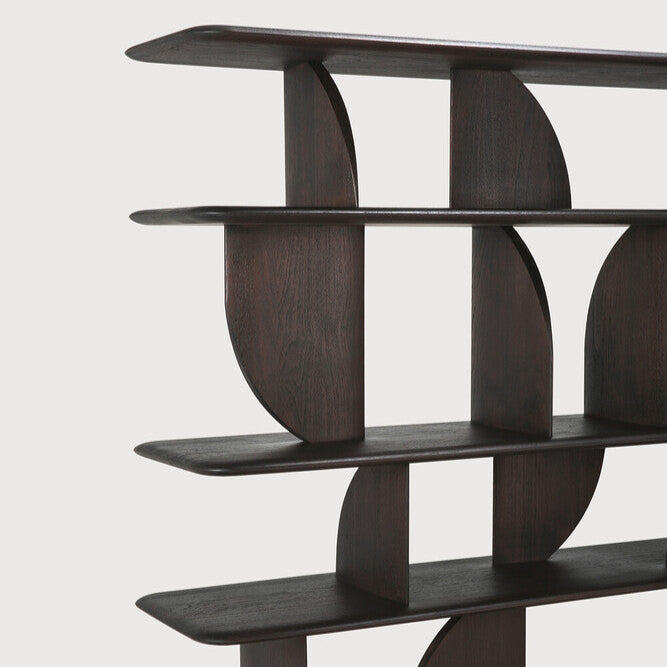 Bokhylle Geometric Rack fra Ethnicraft i lakkert teak (dyp mørkebrun farge)