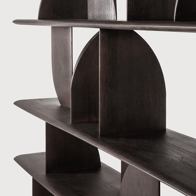 Bokhylle Geometric Rack fra Ethnicraft i lakkert teak (dyp mørkebrun farge)