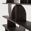 Bokhylle Geometric Rack fra Ethnicraft i lakkert teak (dyp mørkebrun farge)