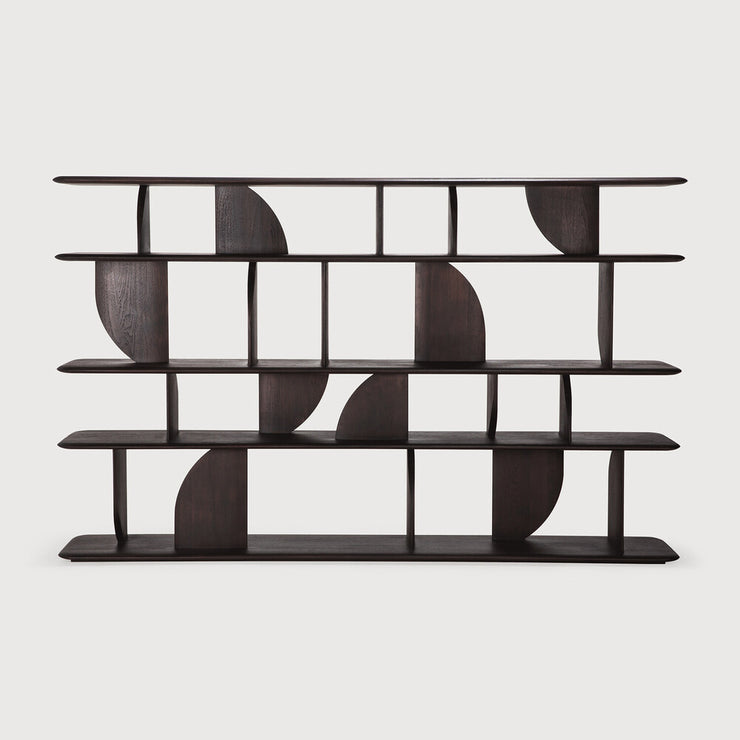 Bokhylle Geometric Rack fra Ethnicraft i lakkert teak (dyp mørkebrun farge)