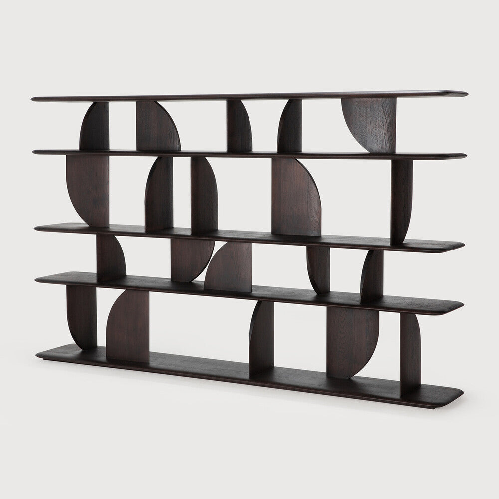 Bokhylle Geometric Rack fra Ethnicraft i lakkert teak (dyp mørkebrun farge)