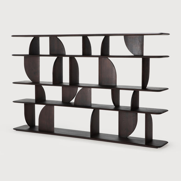 Bokhylle Geometric Rack fra Ethnicraft i lakkert teak (dyp mørkebrun farge)