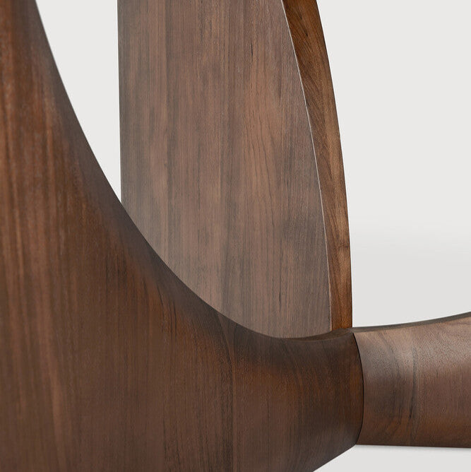 Spisebord Geometric Dining Table Round fra Ethnicraft i brunlakkert teak