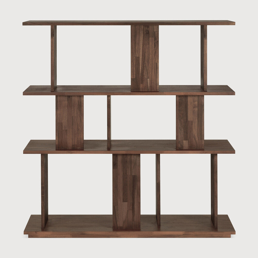 Bokhyllen Irregular Rack fra Ethnicraft, sett bakfra. Størrelse: B112 x H115 x D37 cm