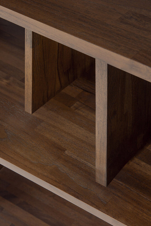 Bokhyllen Irregular Rack fra Ethnicraft. Størrelse: B112 x H115 x D37 cm