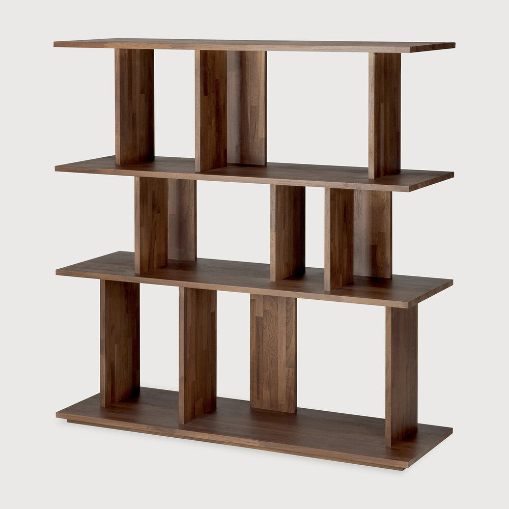 Bokhyllen Irregular Rack fra Ethnicraft. Størrelse: B112 x H115 x D37 cm