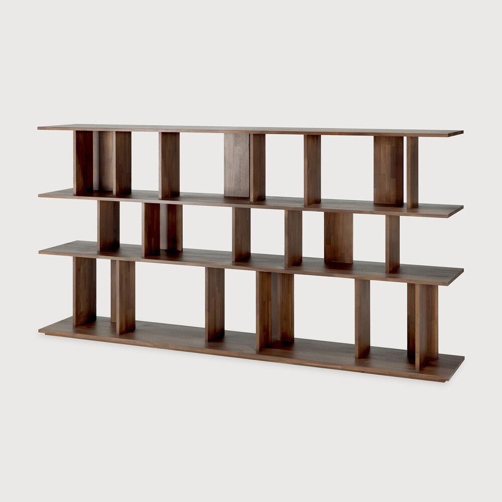 Bokhyllen Irregular Rack fra Ethnicraft. Størrelse: B224 x H115 x D37 cm