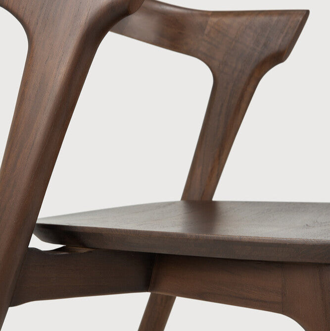 Spisestol Bok Dining Chair fra Ethnicraft med finish i brunlakkert teak