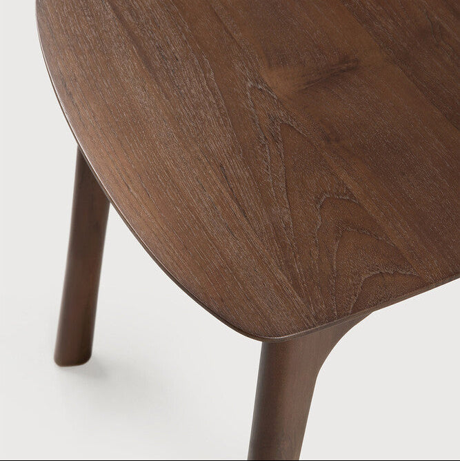 Spisestol Bok Dining Chair fra Ethnicraft med finish i brunlakkert teak
