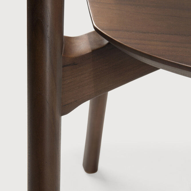 Spisestol Bok Dining Chair fra Ethnicraft med finish i brunlakkert teak