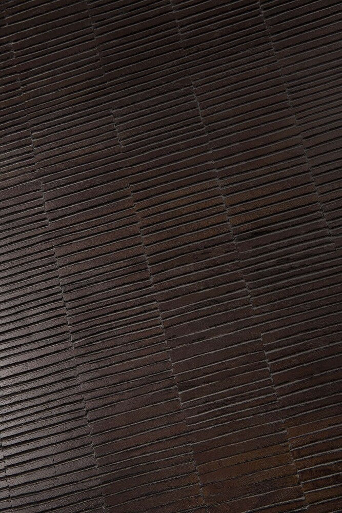 Det elegante dypbrune og strukturerte sofabordet Grooves Coffee Table fra Ethnicraft er laget av brunsvartbeiset teak med lakkert
finish. 