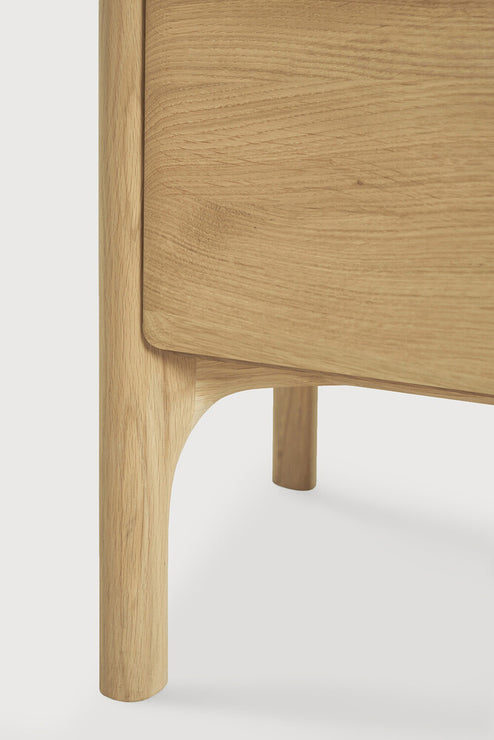 Skjenken Pl Sideboard fra Ethnicraft i heltre eik