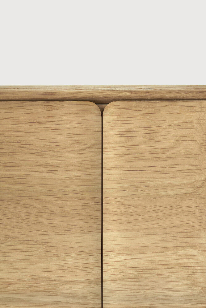 Skjenken Pl Sideboard fra Ethnicraft i heltre eik