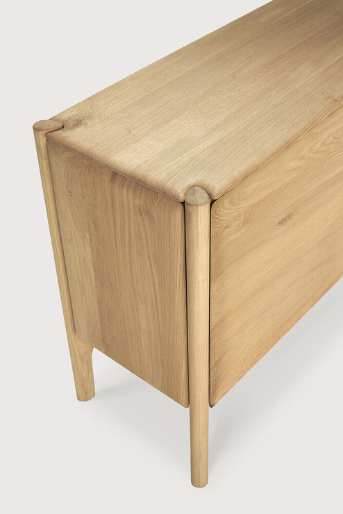 Skjenken Pl Sideboard fra Ethnicraft i heltre eik