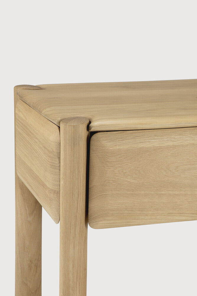 Nattbord Pl Bedside Table fra Ethnicraft i heltre eik med skuff