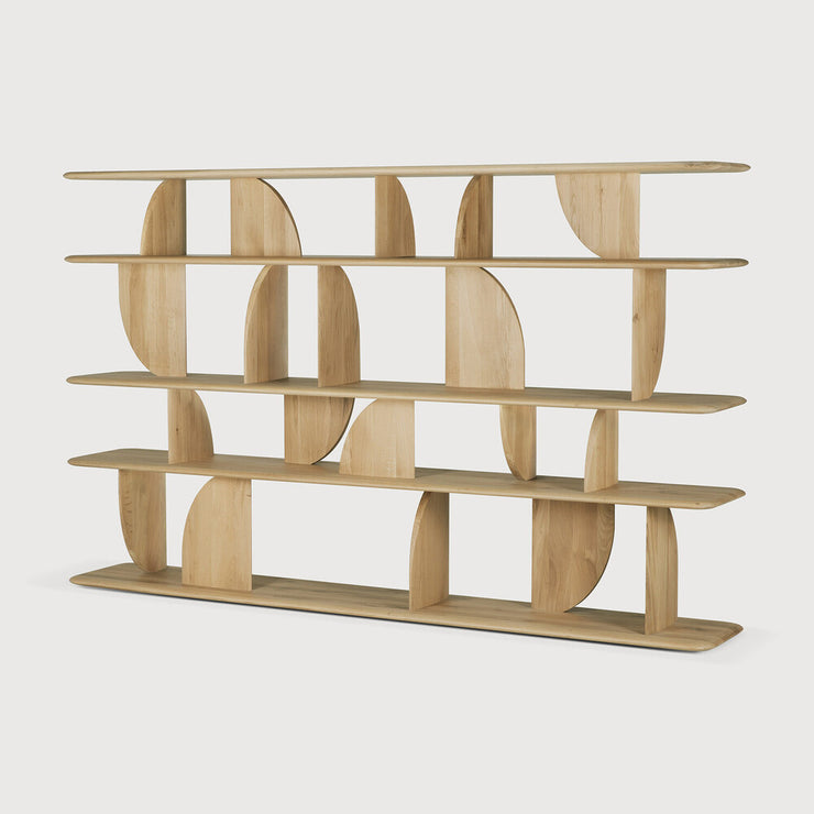 Bokhylle Geometric Rack fra Ethnicraft i oljet eik