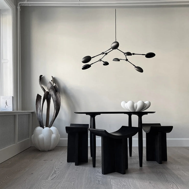 Vi liker spesielt godt den brunerte bronsefinishen på Drop Chandelier Mini!