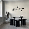 Vi liker spesielt godt den brunerte bronsefinishen på Drop Chandelier Mini!