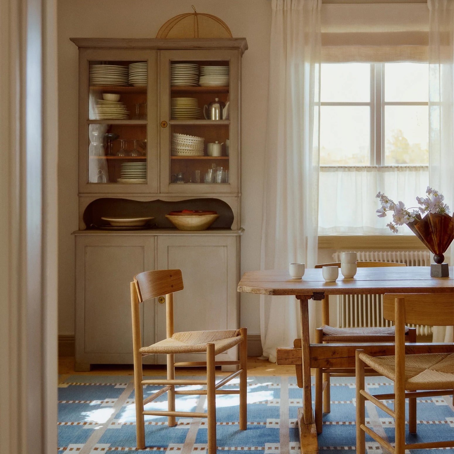 I denne kolleksjonen finner du seks unike håndvevde tepper, i en rik fargepalett som gjenspeiler svensk natur og folkekunst med nyanser som dyp rød, blå, lys grønt, rosa, knallgul, mørk oker og skogsgrønt, i samspill med ufarget hvit ull. Her ser du teppet Röllakan fra Layered, Ruth Summer Sky.