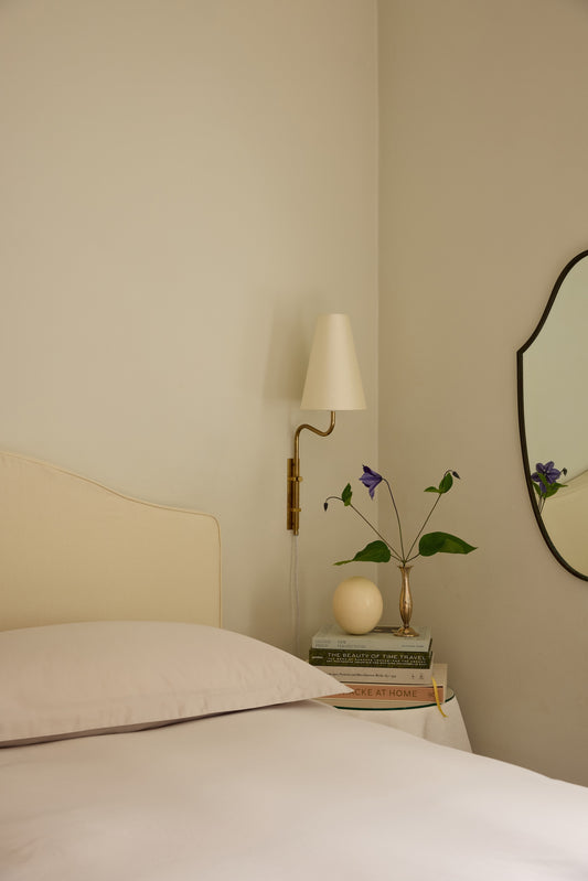 Den skumfylte til kjernen i sengegavl Carlita Laura fra Mille Nottier behagelig å lene seg mot, og gir god støtte når du leser, jobber eller slapper av i sengen – samtidig som den skjermer mot veggen og gir rommet et helhetlig uttrykk.