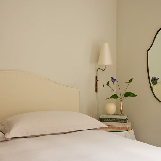 Sett prikken over i-en på soverommet med en myk og deilig sengegavl fra Mille Notti! Sengegavlen Carlita Laura har en elegant, avrundet form med dekorative bisebånd langs kanten.