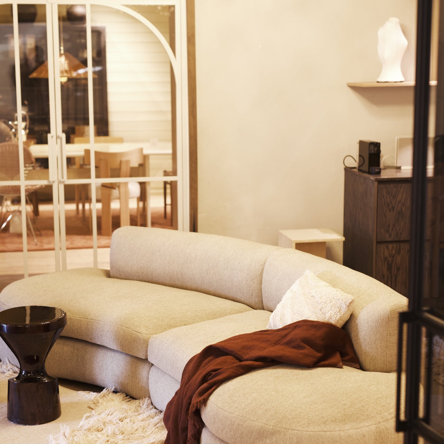 Buet Coda i OsloDeco showroom. Tekstil er Barnum 002 Sand fra Nevotex. Varianten i showroom er Barnum 101 Linen