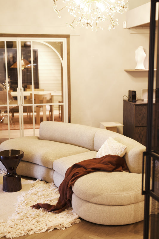 Ute etter en vakker buet sofa? Modulsofaen Coda fra New Works er en allsidig sofaserie designet av John Astbury. Med en kombinasjon av rene linjer og generøse kurver balanserer den perfekt mellom komfort og eleganse. Akkurat nå har vi en utstillingsmodell inne av den buede varianten av Coda med åpne ender som selges til rabattert pris! 