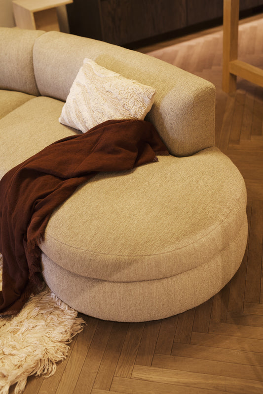 Ønsker du å forlenge den buede sofaen med en buet midtdel som hører til eller bestille en tilhørende puff? Send oss en mail til kundeservice@oslodeco.no så hjelper vi deg.