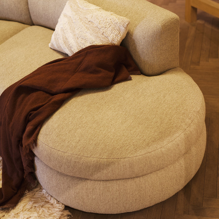Ønsker du å forlenge den buede sofaen med en buet midtdel som hører til eller bestille en tilhørende puff? Send oss en mail til kundeservice@oslodeco.no så hjelper vi deg.