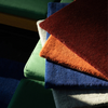 Teppekolleksjonen La Palette 1931/1959 fra Layered består av ensfargede ulltepper og kommer i to ulike blåtoner og to rødtoner. Fargene er like fine alene hver seg som satt sammen i et rom der du har flere soner! Fargene har fått navnene Ruby Red, Red Ochre, Blue Fonce og Blue Clair.