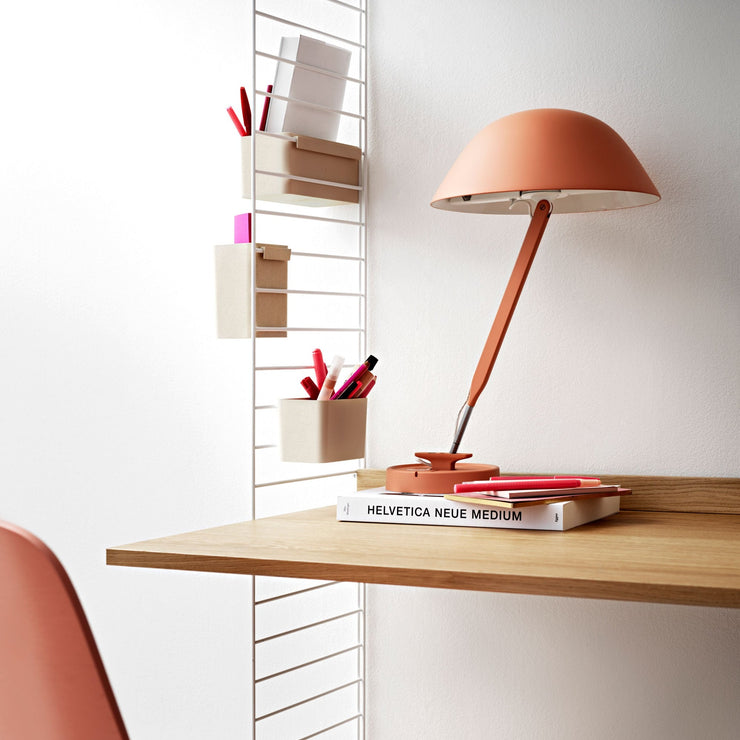 String tilbyr også et annet type vegghengt skrivebord som passer til veggfestene. Har du spørsmål eller ønsker å legge inn en bestilling med endringer i designet så kontakt oss gjerne på kundeservice@oslodeco.no så hjelper vi deg!
