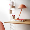 String tilbyr også et annet type vegghengt skrivebord som passer til veggfestene. Har du spørsmål eller ønsker å legge inn en bestilling med endringer i designet så kontakt oss gjerne på kundeservice@oslodeco.no så hjelper vi deg!
