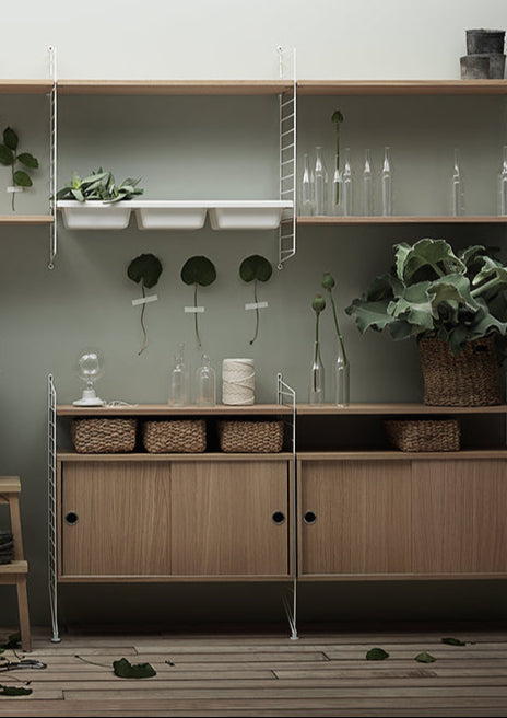 String skjenk med hylle og ben (beige gavler og eikeskap)