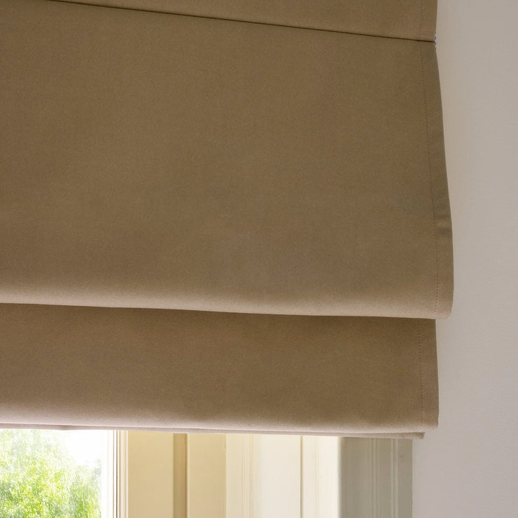 Mørkleggende liftgardin Core fra Gotain i fargen Taupe