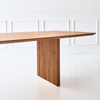 Spisebord Ten Table fra dk3 er et vakkert og tidløst spisebord som kommer til å vare en livstid — om ikke lengre!