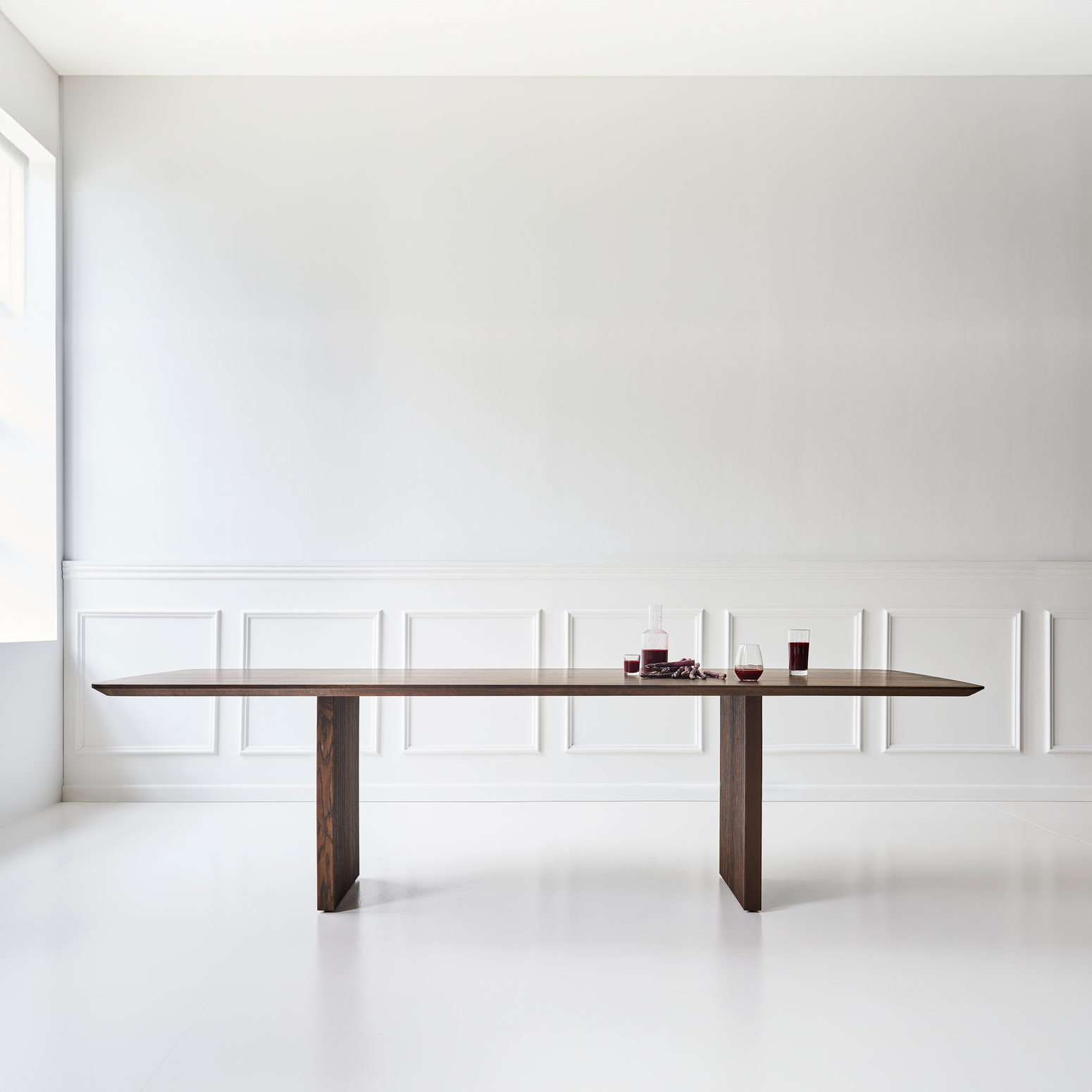Spisebord Ten Table fra dk3 har et minimalistisk og solid uttrykk, og finnes i ulike treverk, overflatebehandlinger og størrelser.